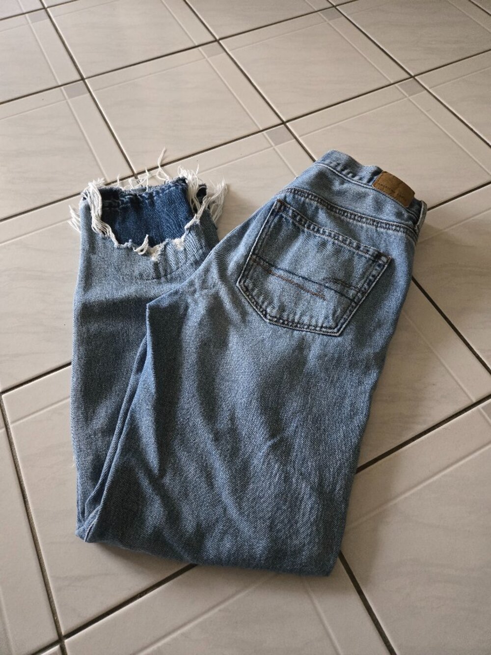 American Eagle High Rise Girlfriend Distressed Jeans 6 Long
